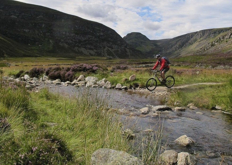Scoția pe bicicletă - trecând prin râu